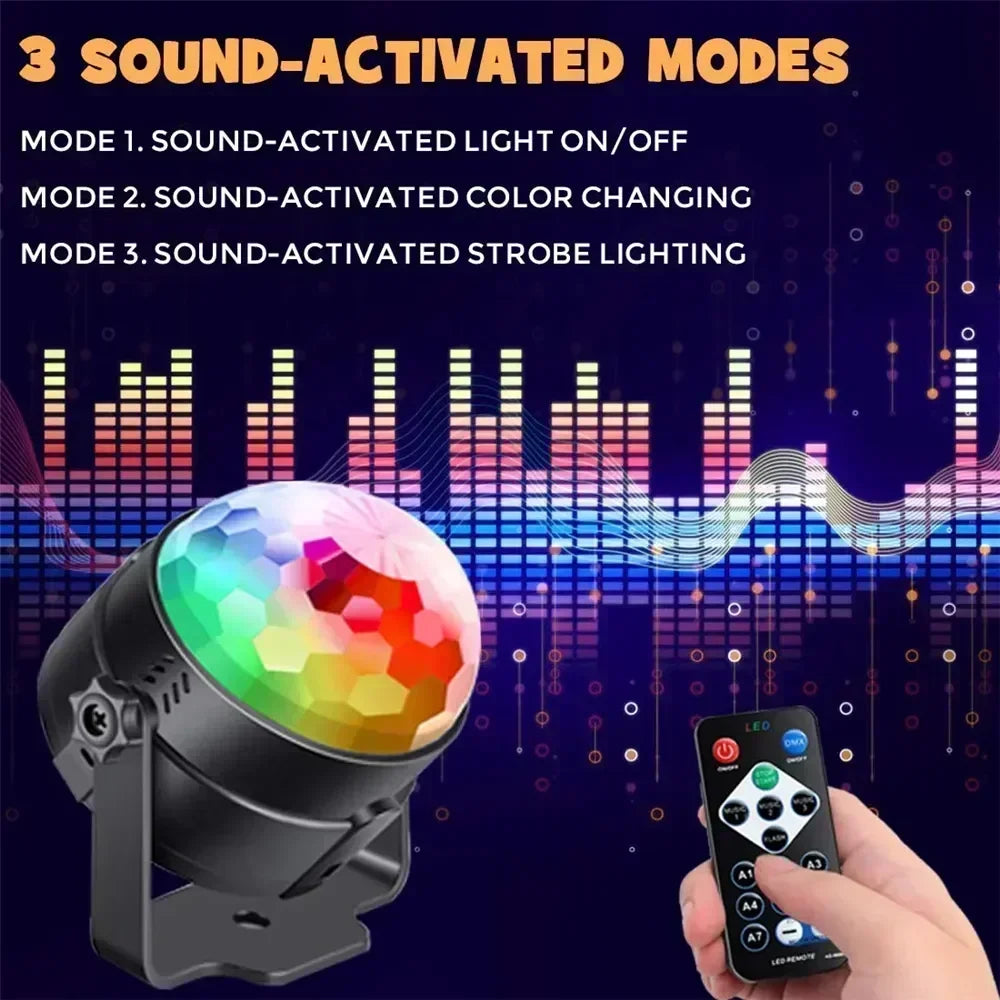Una lámpara negra activada por sonido con lente de bola de discoteca RGB giratoria junto a un smartphone.