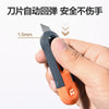 Une main tient un couteau utilitaire compact orange et noir avec une lame de 1,5 mm, démontrant sa sécurité.