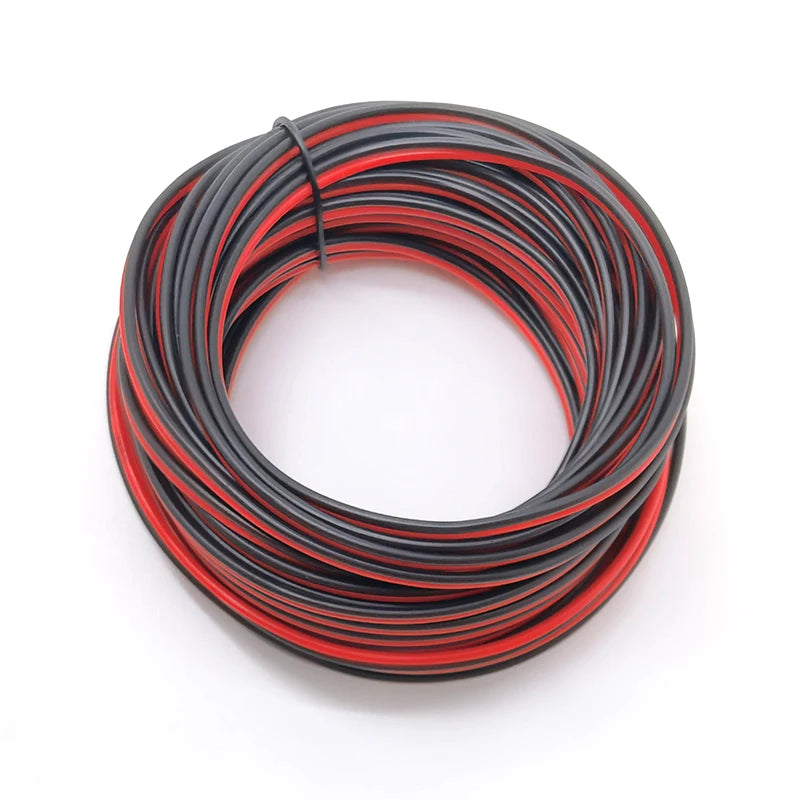 Eine Spule aus schwarz-rotem isoliertem elektrischem Verlängerungskabel.