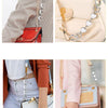 Nahaufnahmen einer beige Tasche mit silbernem Kettenverlängerungs-Hardware und einer roten Tasche mit goldenen Akzenten.