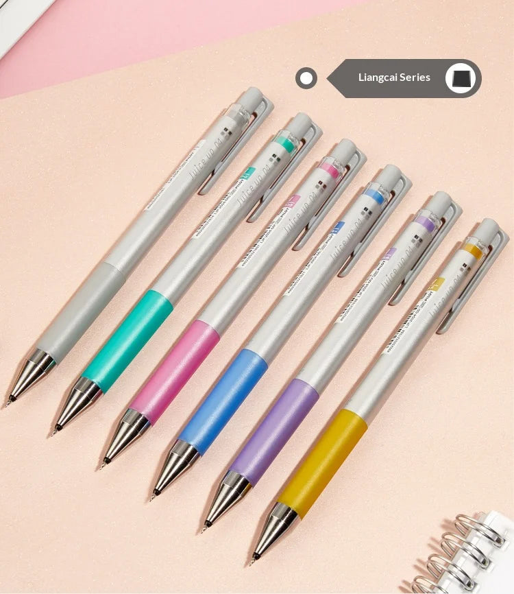 Ein Set farbenfroher Pilot Juice Up Gelstifte diagonal auf rosa Hintergrund