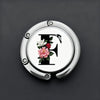 Silberner Briefhaken mit dem Buchstaben F, verziert mit rosa und weißen Blumen.