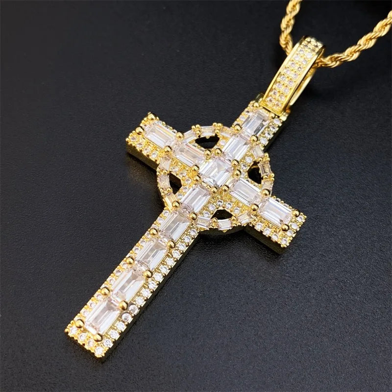 Collier pendentif croix celtique en argent doré et incrusté, présenté sur fond sombre.