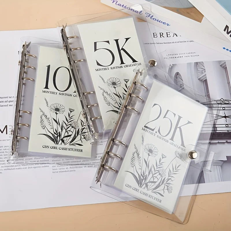 Ein Set aus drei transparenten Ordnern, die monatliche Sparziele für 5K, 10K und 25K zeigen.