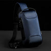 Bolso cruz de hombre azul oscuro multifunción antirrobo mostrado contra fondo negro.