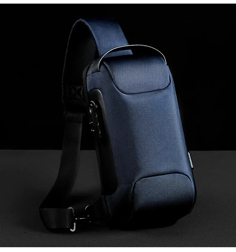 Bolso cruz de hombre azul oscuro multifunción antirrobo mostrado contra fondo negro.