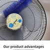 Nahaufnahme einer blauen Reinigungsbürste, die an einem Deckenventilatorblatt befestigt ist, zeigt die Borsten und das Design