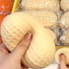 Eine Hand hält ein gelbes, simuliertes Erdnuss-Rebound-Stressabbau-Spielzeug in Plastik eingewickelt.