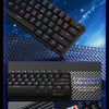 Nahaufnahme einer mechanischen Tastatur mit Tastenkappen, Schalterstrukturen und transparenten Zeichen.