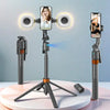 Trípode que sostiene un smartphone con luces LED duales, usado para selfies de seguimiento 360°.