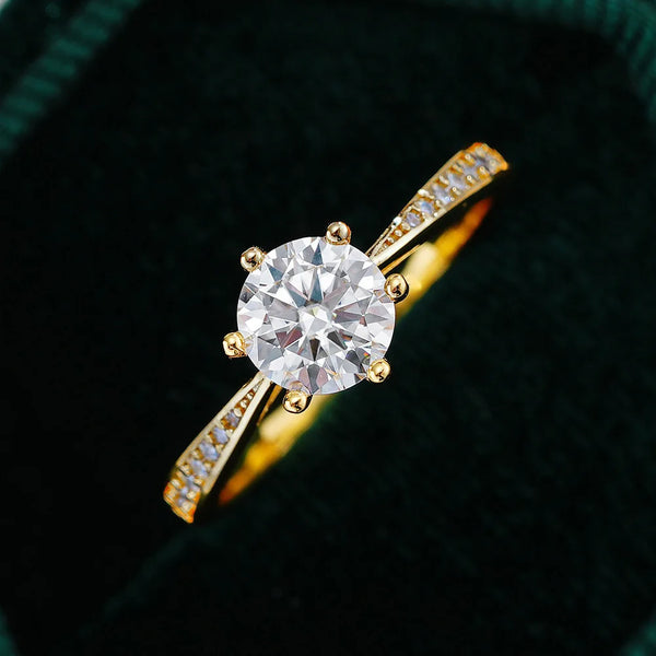 Nahaufnahme eines geometrischen Moissanit-Rings aus goldplattiertem Sterlingsilber mit runder Brillantschale und Pavé-Akzente