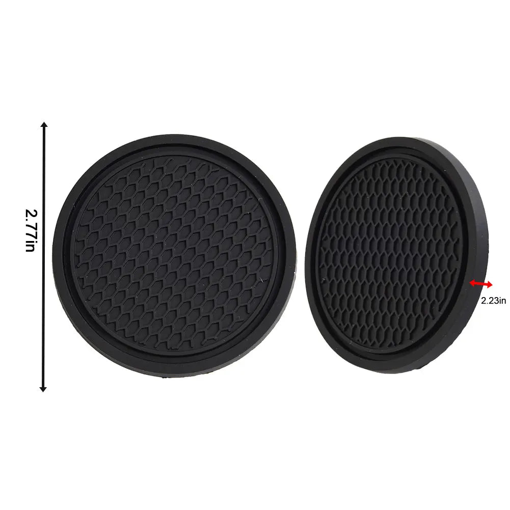Un couple de sous-verres anti-dérapants noirs pour porte-gobelets de voiture avec dimensions.
