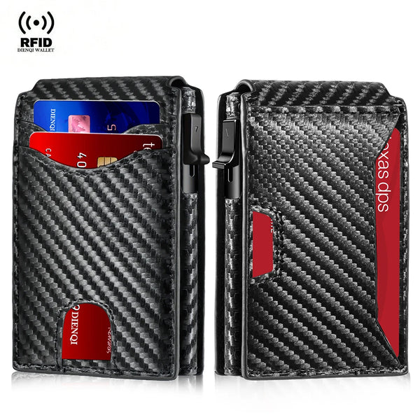 Cartera negra con textura de fibra de carbono que sostiene varias tarjetas y una tarjeta de crédito.