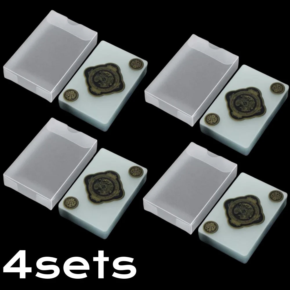 Quatre jeux de cartes transparentes en PVC imperméables disposés en motif de losange.