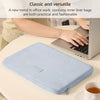 Una funda protectora a rayas azul claro para una laptop colocada en una mesa blanca.