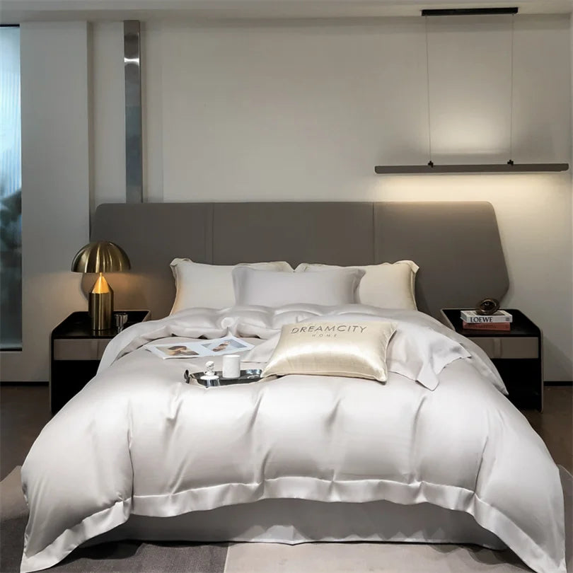 Luxuriöses Schlafzimmer mit Bett und weißer Bettwäsche in neutralen Tönen, beleuchtet durch modernes Licht.