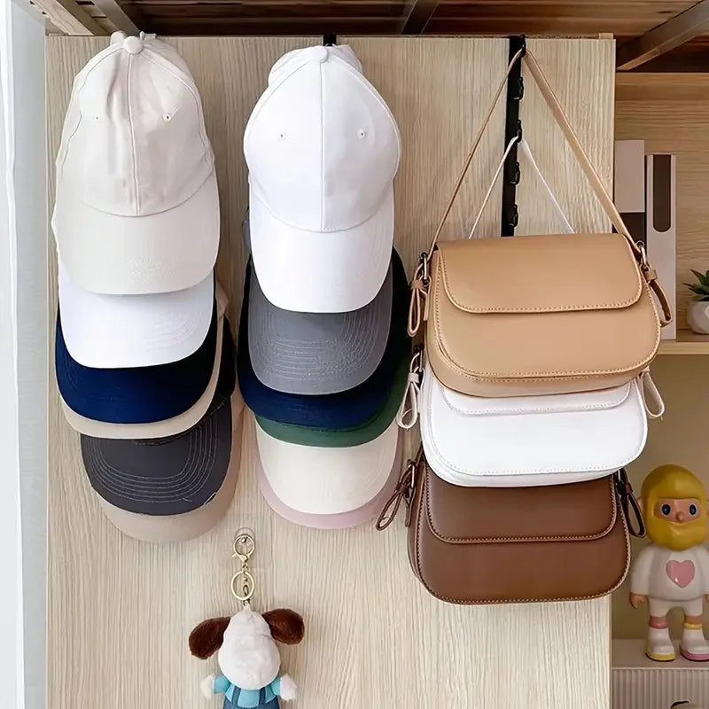 Wandmontierter Huthalter mit sechs weißen und farbigen Baseballcaps, darunter Beige, Blau, Grün und Pink.