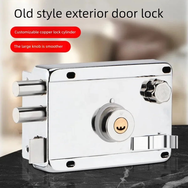 Primer plano de una cerradura exterior de acero inoxidable con cilindro de cobre personalizable y un pomo grande.