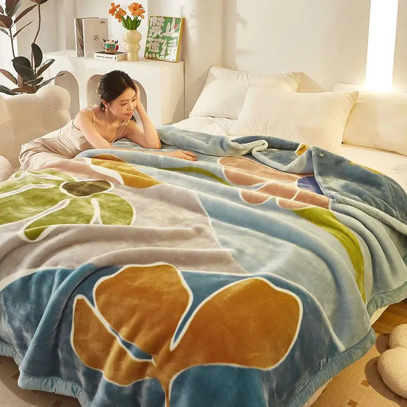 Plüschdecke mit Aquarellmotiv aus orange- und grünblauen Blumen auf blauem Hintergrund