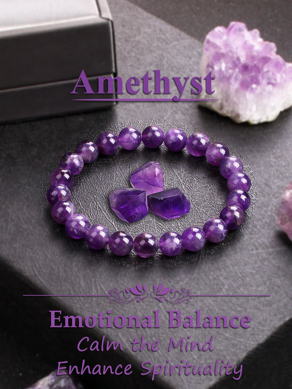 Una pulsera de amatista púrpura se muestra sobre una superficie oscura con un cristal rugoso de fondo.