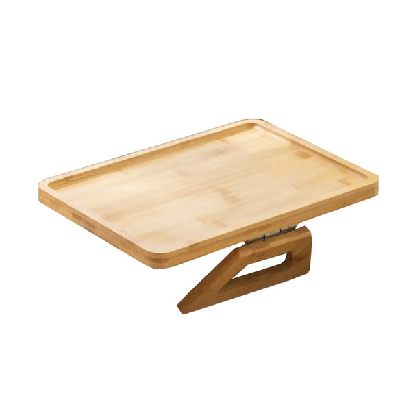 Plateau pliante en bois clair avec poignée utilisée comme accoudoir de canapé.