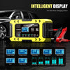 Cargador portátil de batería amarillo con pantalla digital junto a un coche, mostrando varios estados de carga
