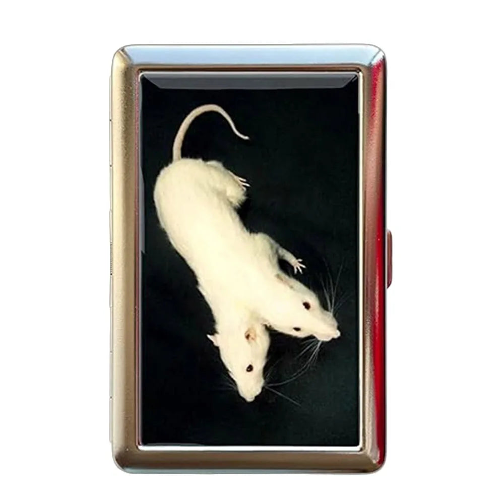 Estuche de tarjeta metálico vintage con cierre de snap seguro y una foto de un ratón blanco.