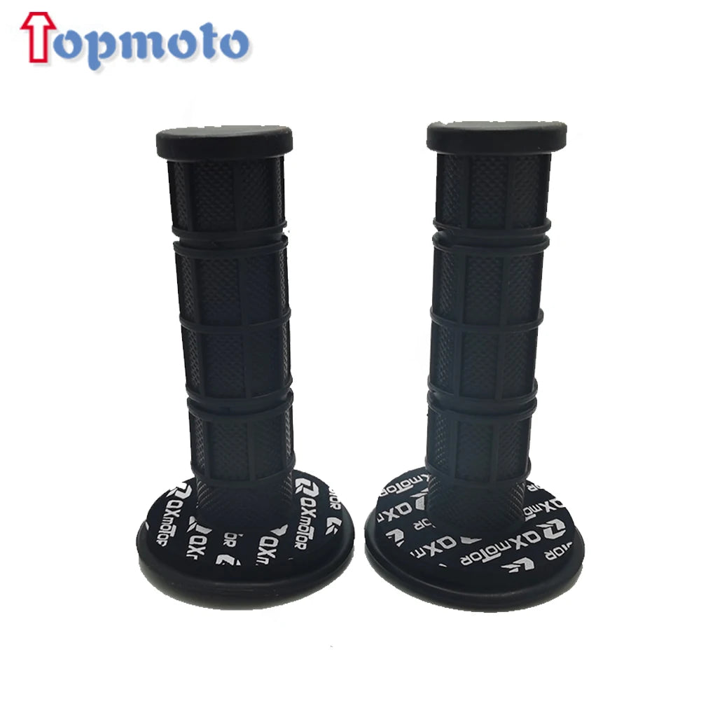 Une paire de poignées en silicone noires pour guidon de vélos tout-terrain.