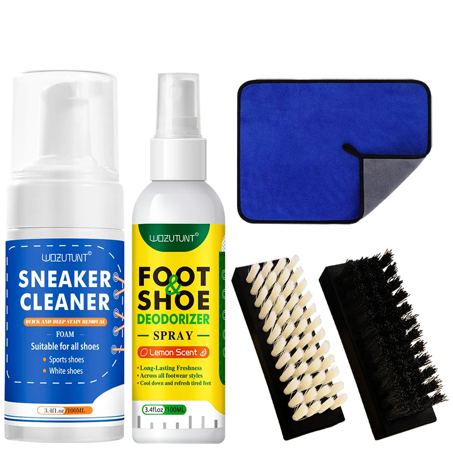 Un set de botellas de spray y cepillo negro para limpiar zapatillas.