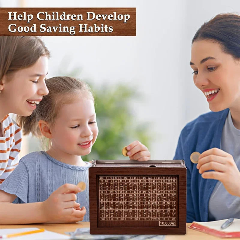 Niños usando una alcancía de madera natural con un rastreador de ahorros para desarrollar buenos hábitos.