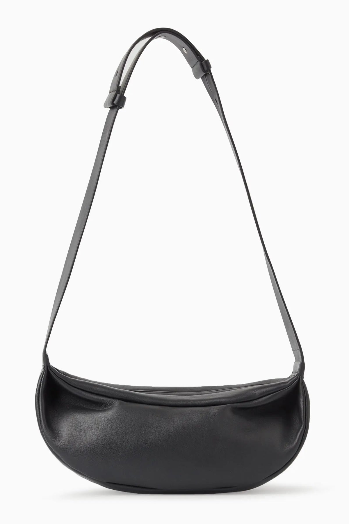 Schwarze Leder-Crossbody-Tasche mit langer Trageleiste vor weißem Hintergrund.