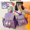 Eine Person hält einen lila Dora The Explorer Flanellrucksack und ein Smartphone.