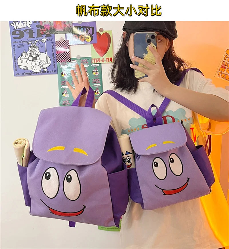 Eine Person hält einen lila Dora The Explorer Flanellrucksack und ein Smartphone.