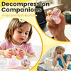 Ein Kind benutzt ein DIY-Stressball-Set mit verschiedenen bunten und klaren Squishies.
