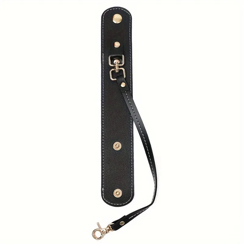Schwarzes Vintage-Lederhandschuhriemen und Handtuchhalter mit Messing-Hardware.