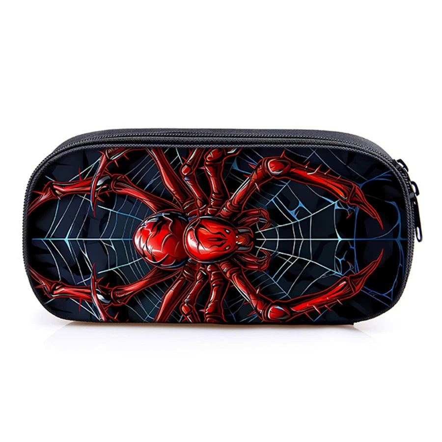 Schwarzes Bleistiftcase mit rochem Spinnenmusterdesign.