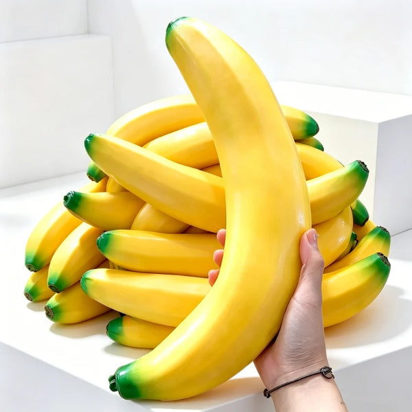 Eine Hand hält einen Bund realistischer, weicher gelber Bananen und zeigt deren Textur und Farbe.