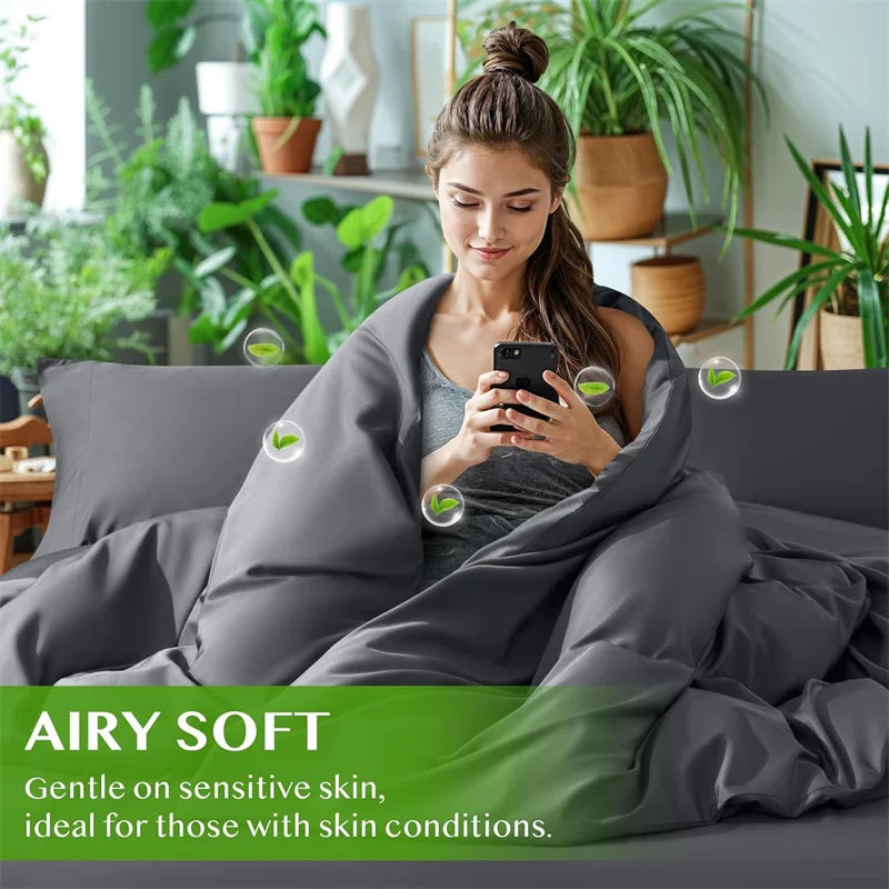 Model entspannt auf Bett mit weichem grauem Duvet, zeigt das luftige und sanfte Gefühl des Bambusbettwäsche.