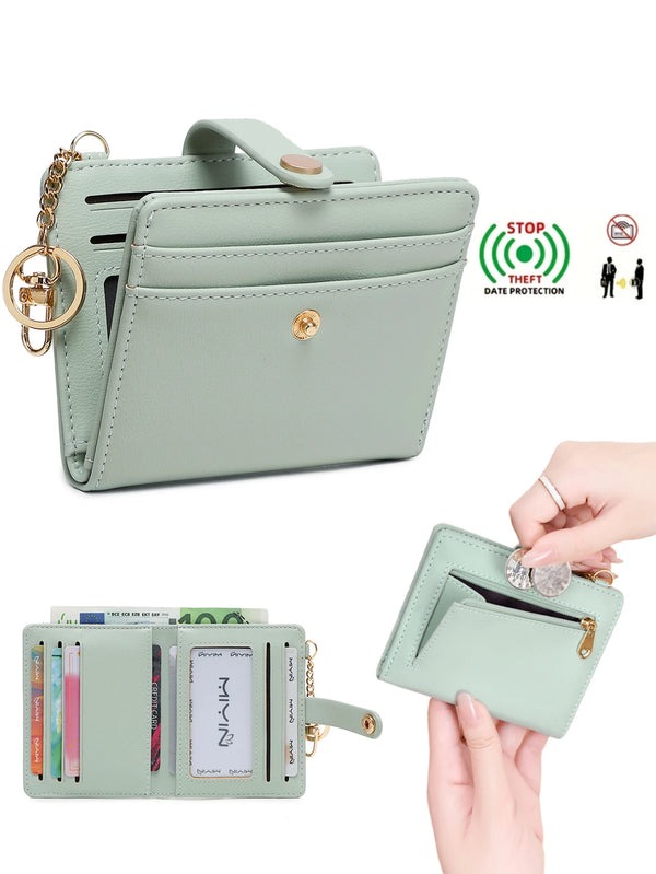 Hellmintgrüne Klappwallet mit Lederriemen und Goldhardware, neben einer Kreditkarte.