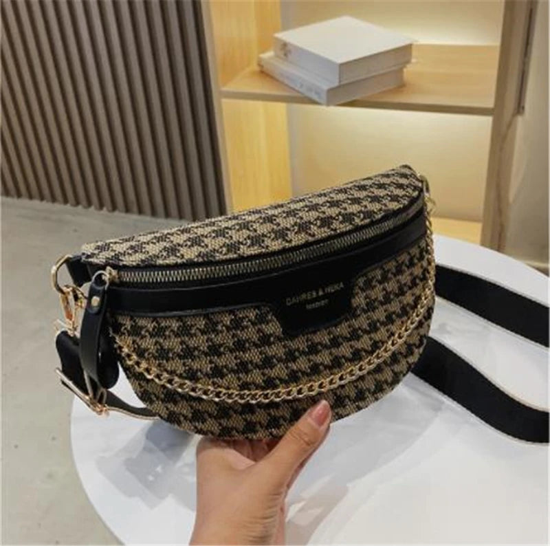 Nahaufnahme einer schwarz-beigen Leopardenmuster-Crossbody-Tasche, die von einer Hand gehalten wird.