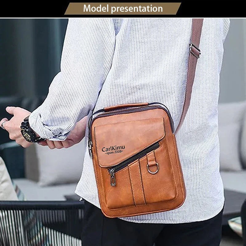 Une personne présente un sac bandoulière en cuir PU vintage marron avec une boucle dorée.