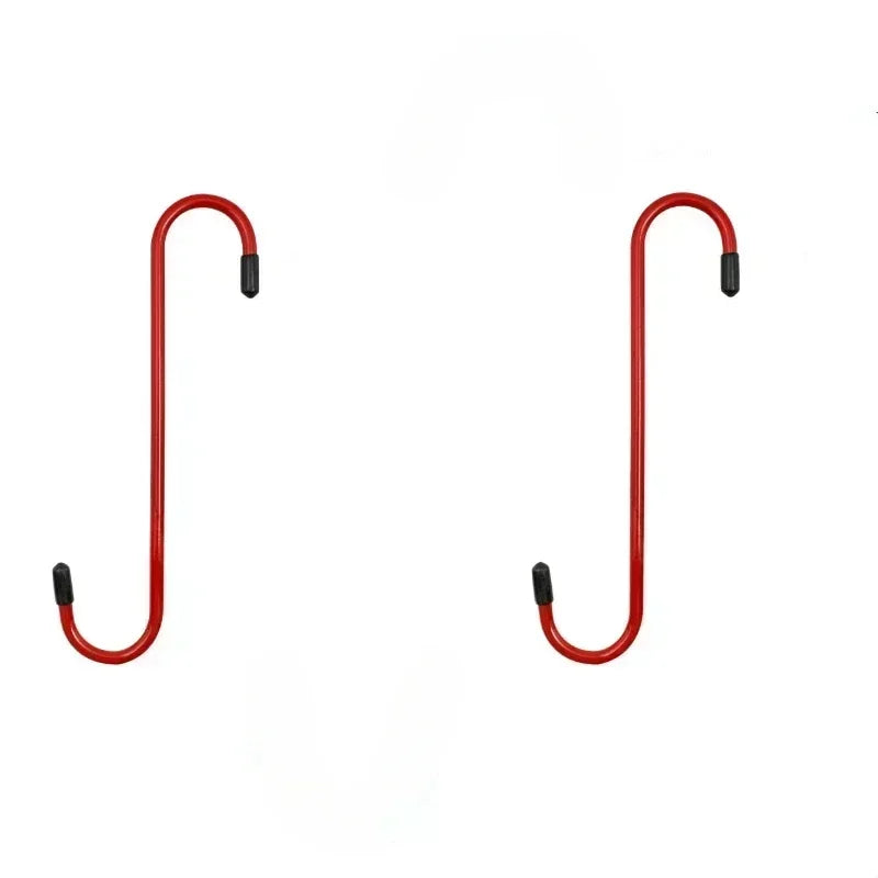 Deux étriers de frein automobiles rouges avec des pointes noires.