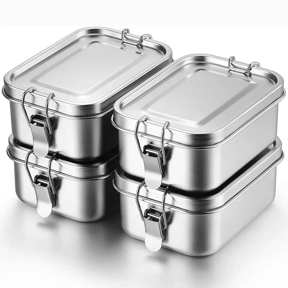 Une pile de boîtes à lunch en acier inoxydable avec couvercles à verrouillage sécurisé.