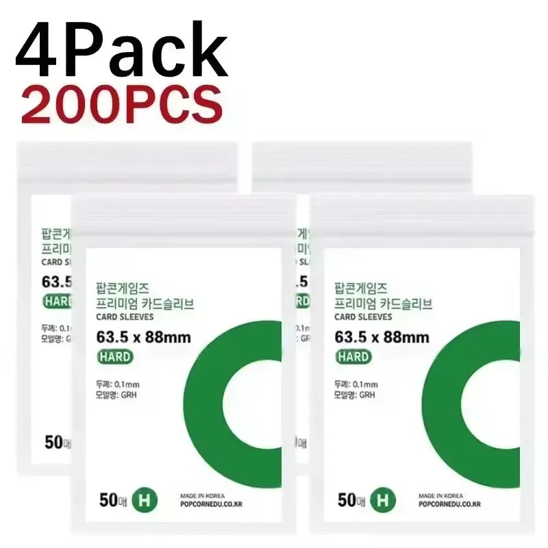 Un paquet de quatre packs contenant 200 pochettes de protection pour cartes et objets de collection.