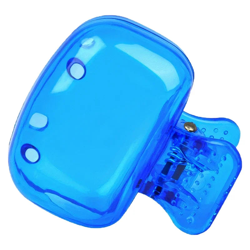Bouchon en silicone bleu clair protégeant la tête d'une brosse à dents, vue de dessus.