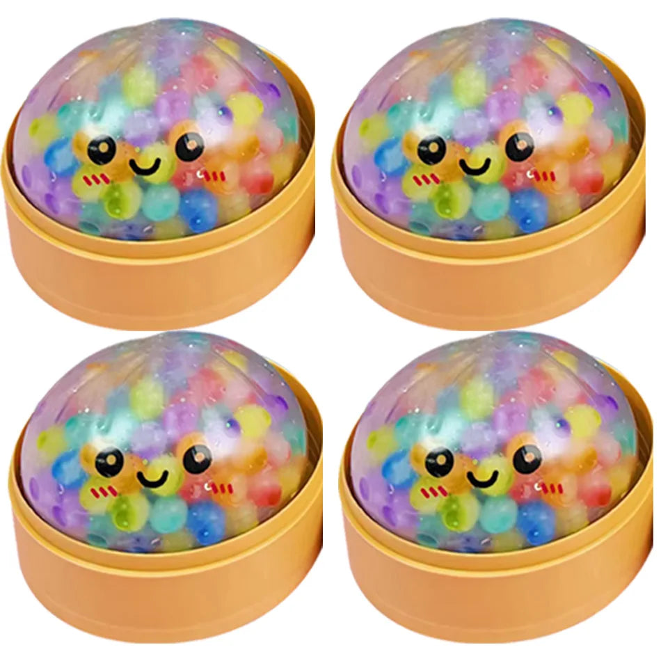 Zwei farbenfrohe, durchscheinende Perlen-Squishy-Spielzeuge in einem hellbraunen Behälter.