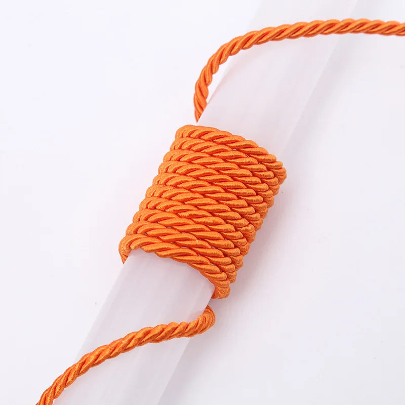 Orange Polyester-Geflechtsschnur, gewickelt um einen durchsichtigen Plastikrohr zum Basteln