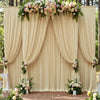 Beige Stoff-Hintergrundvorhang mit Blumengrün und rosa Rosen für eine Veranstaltung oder Fotosession.