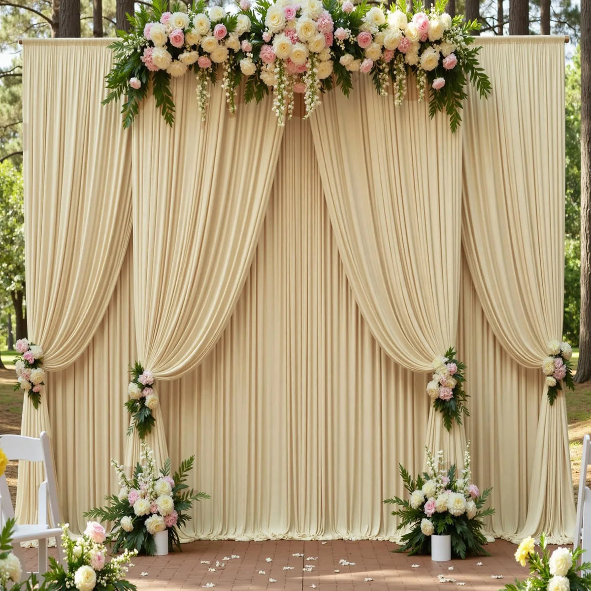 Beige Stoff-Hintergrundvorhang mit Blumengrün und rosa Rosen für eine Veranstaltung oder Fotosession.