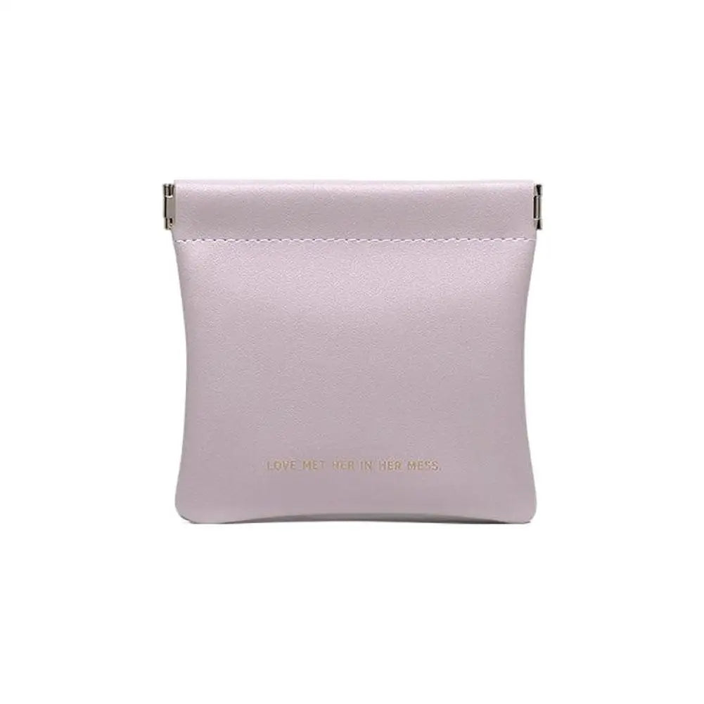 Pochette de voyage compacte en PU violet clair avec fermeture à ressort argenté.